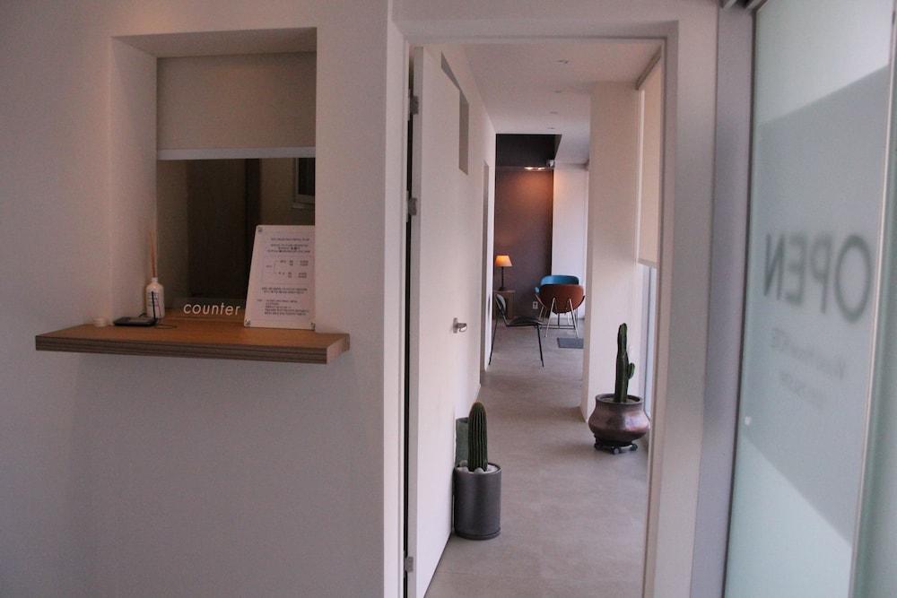 Wood House Hotel Busan Bagian luar foto